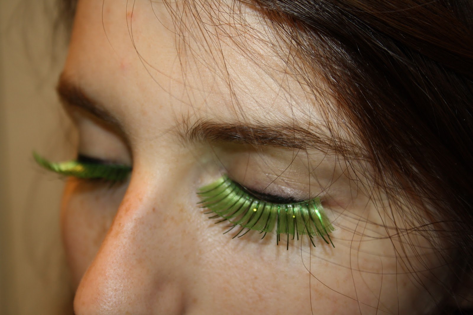 Зеленые ресницы. Ресницы зеленые. Ресницы Lash Green. Нарощенные ресницы для зеленых глаз. Ярко зеленые ресницы.