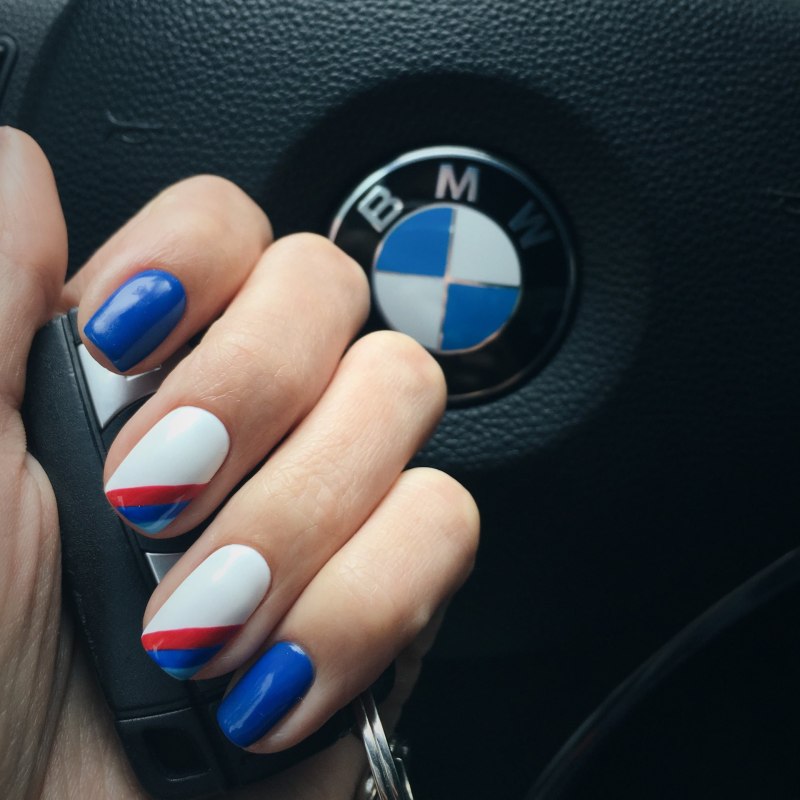 Маникюр с логотипом авто