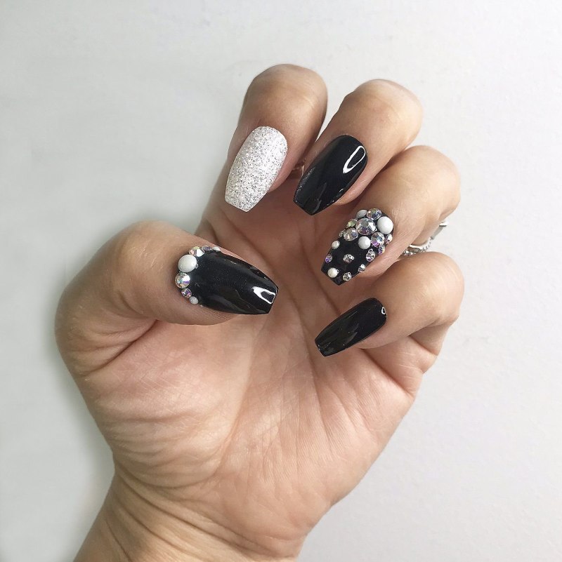Черные ногти миндаль короткие
