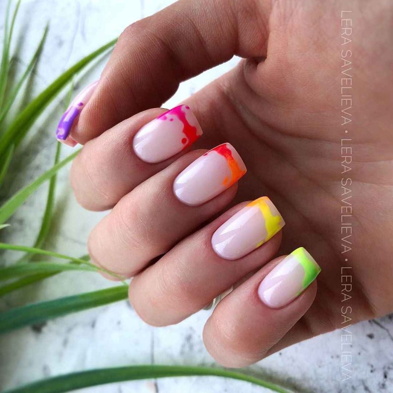 Неоновые голубые ногти