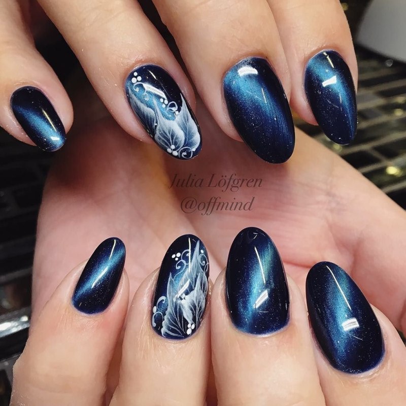 Серебряная кошка маникюр