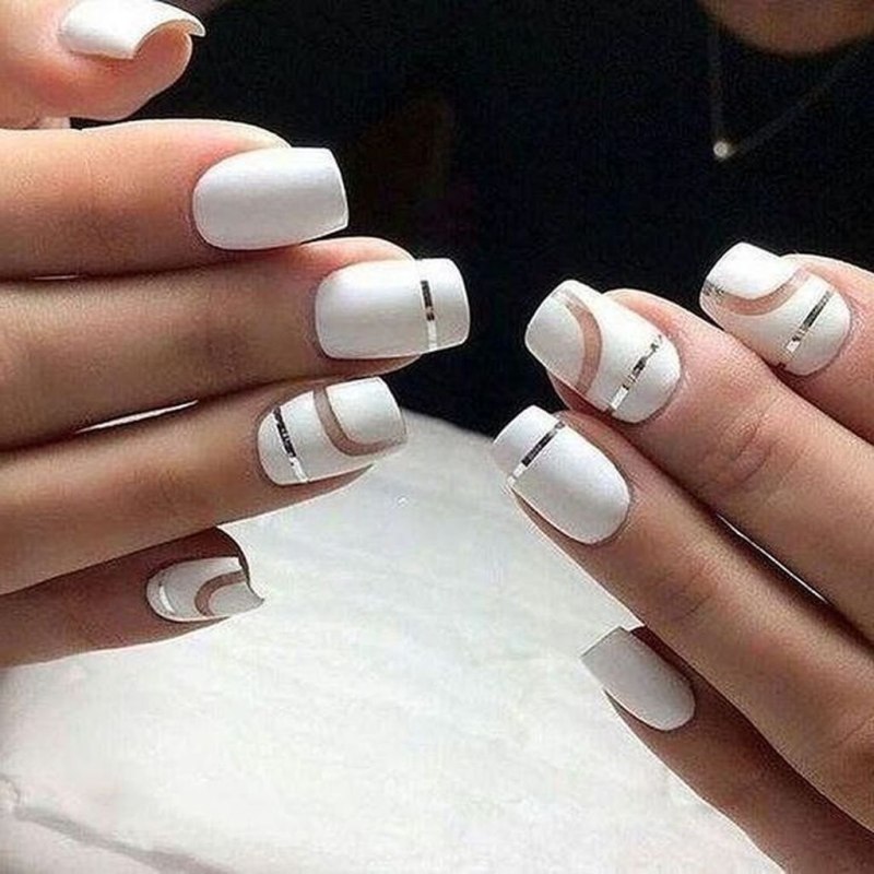 Белый маникюр на короткие квадратные ногти