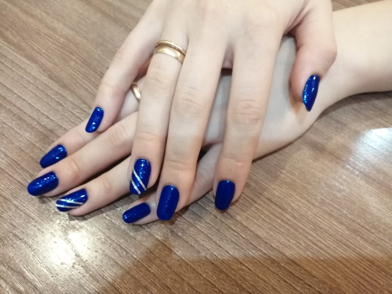 Синий маникюр на короткие