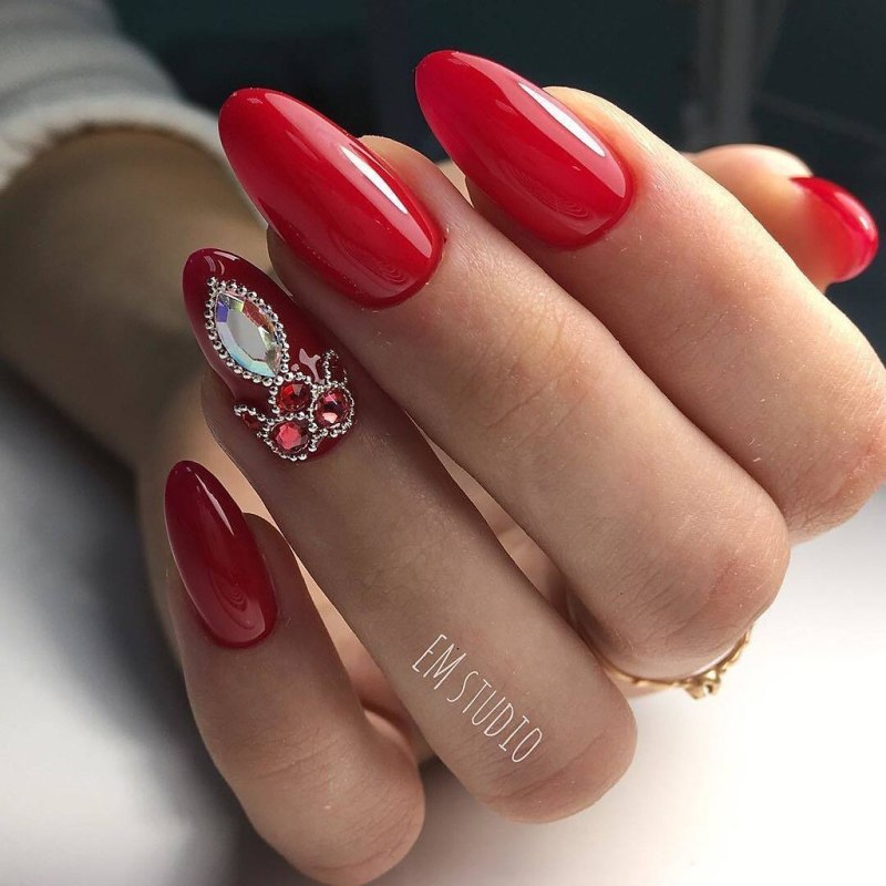Красный маникюр со стразами миндаль