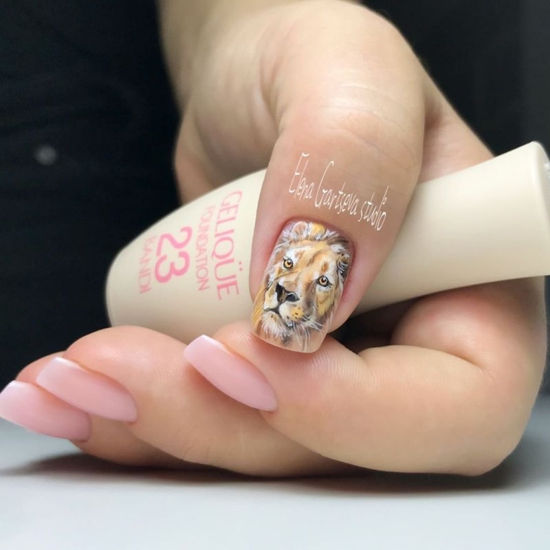 Маникюр с рисунком Льва
