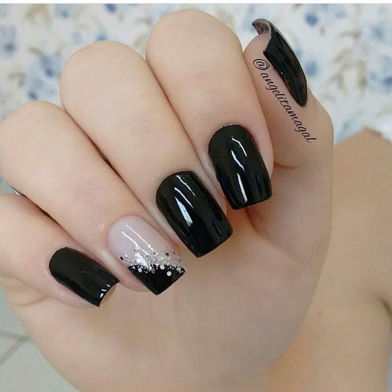 Ногти с черным лаком