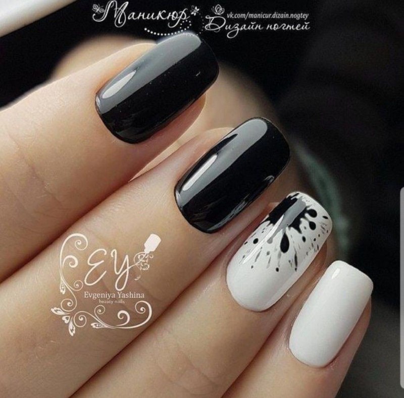 Маникюр молочный с черным