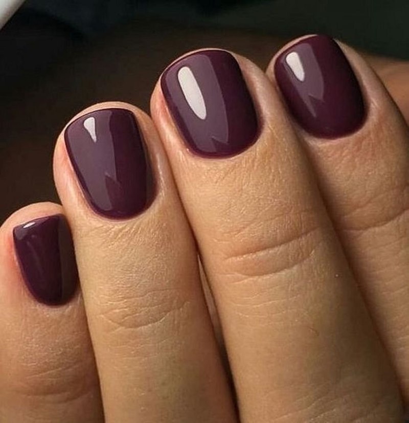 Essie брусничный