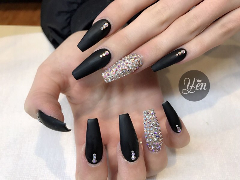 Сернве ногти с камнями