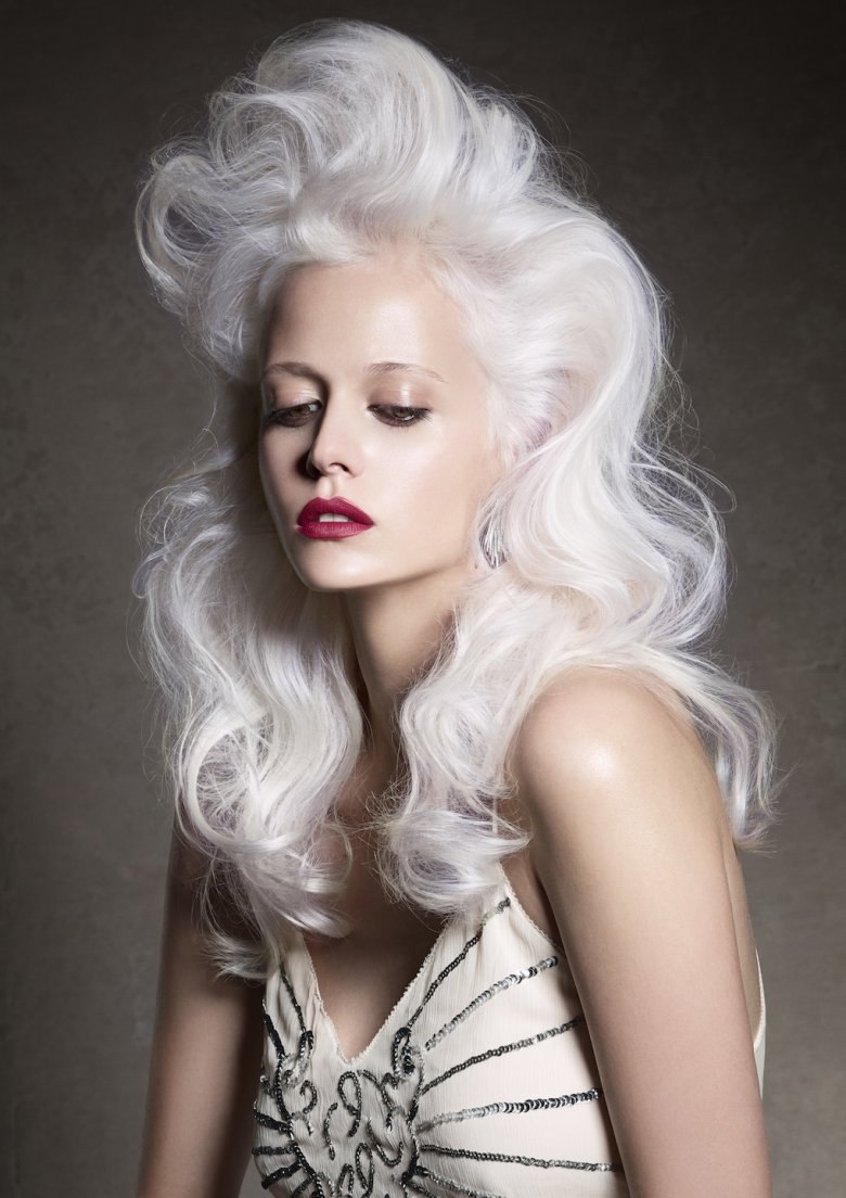 Милая девушка с белыми волосами