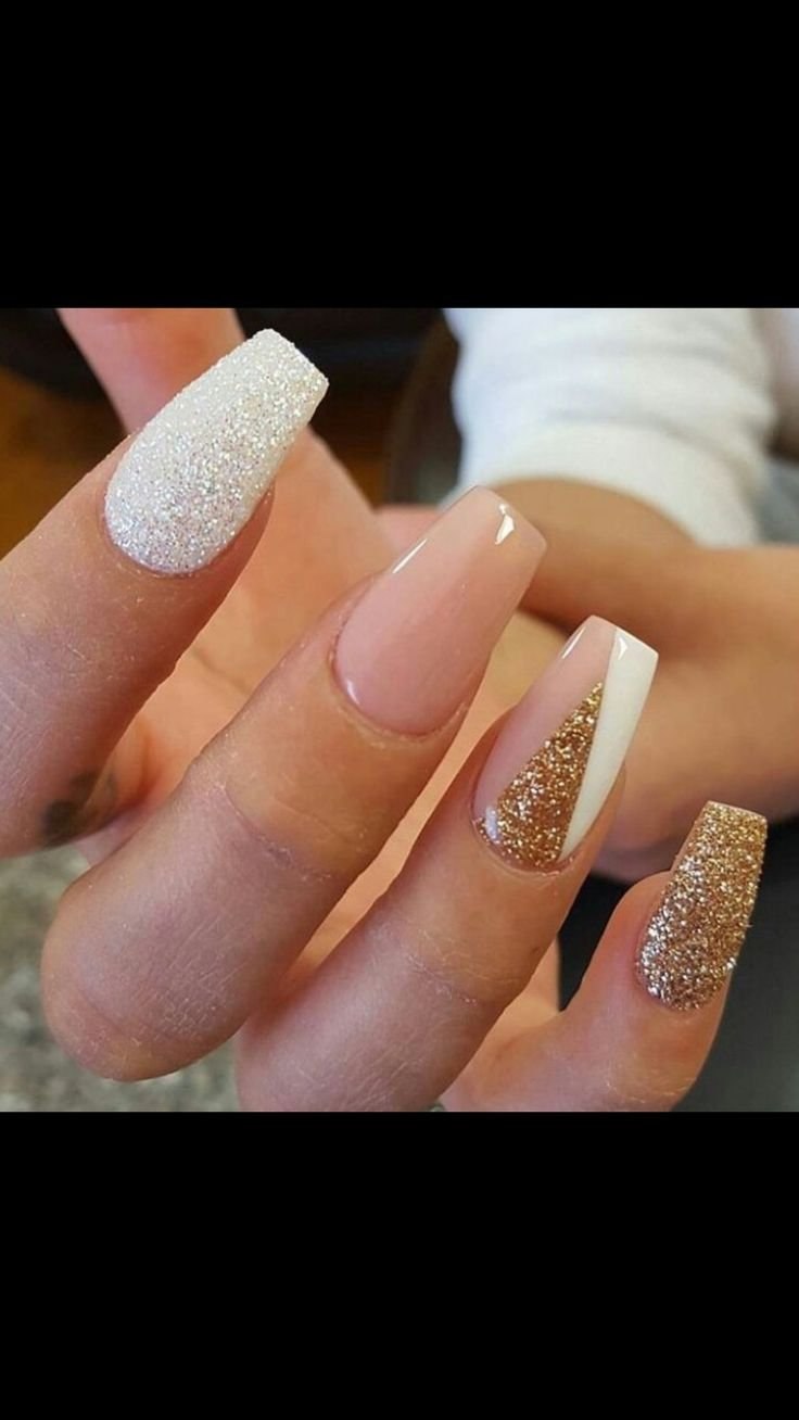 Маникюр нюд с белым и золотом