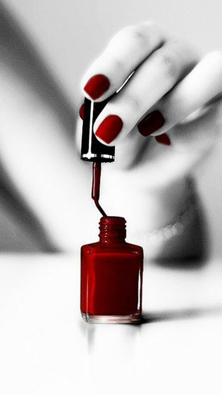 Шарж маникюр брюнетка