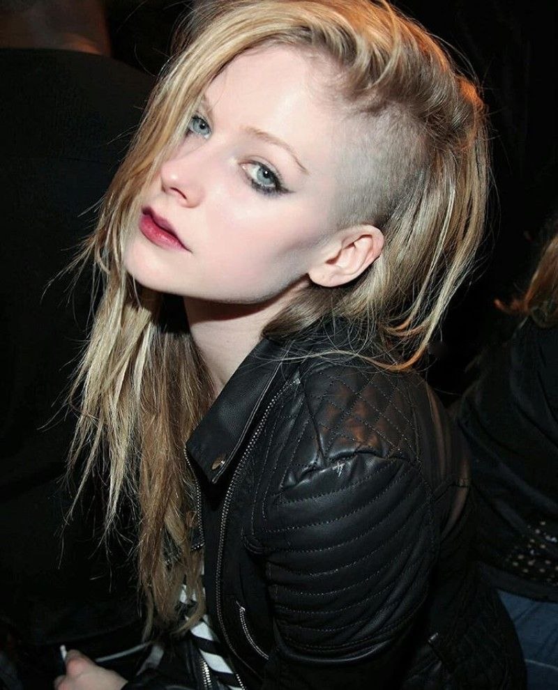 Аврил Лавин с короткой стрижкой