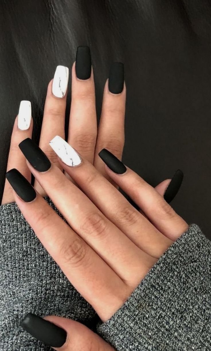 Маникюр чёрный с разными цветами