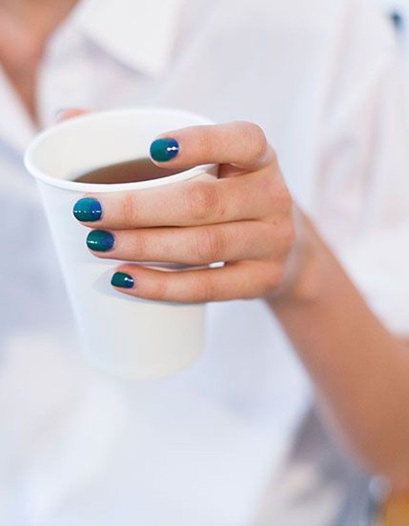 Маникюр с цветными кружками