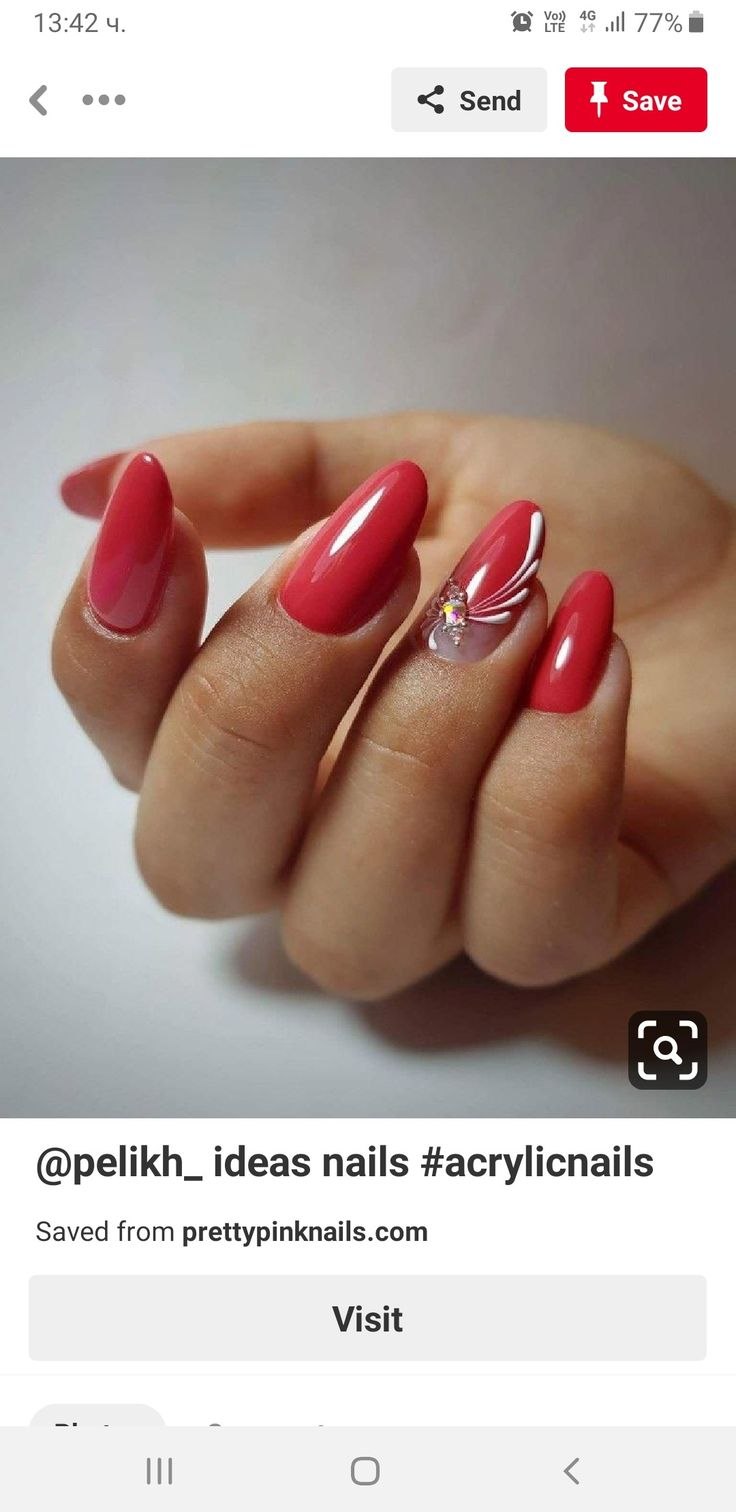 Френч с красным лаком на миндалевидных ногтях