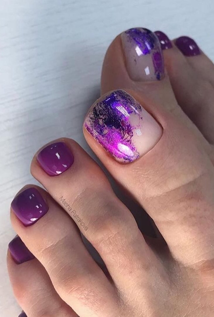 Сиреневый педикюр