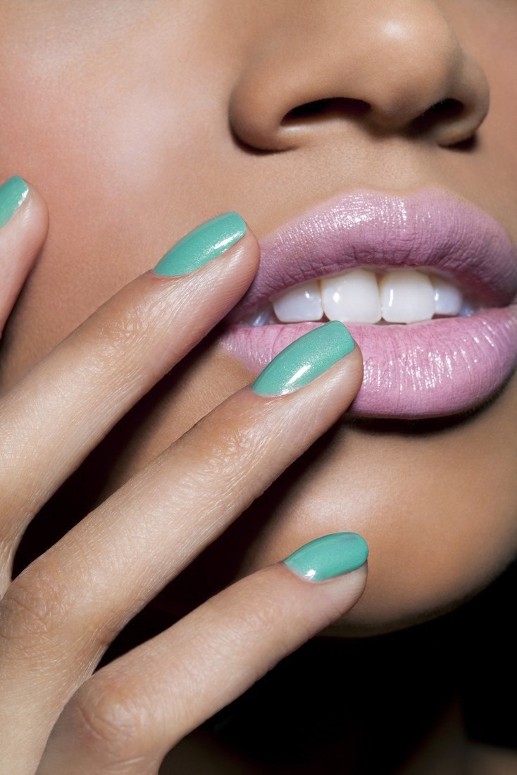 Маникюр на загорелой коже