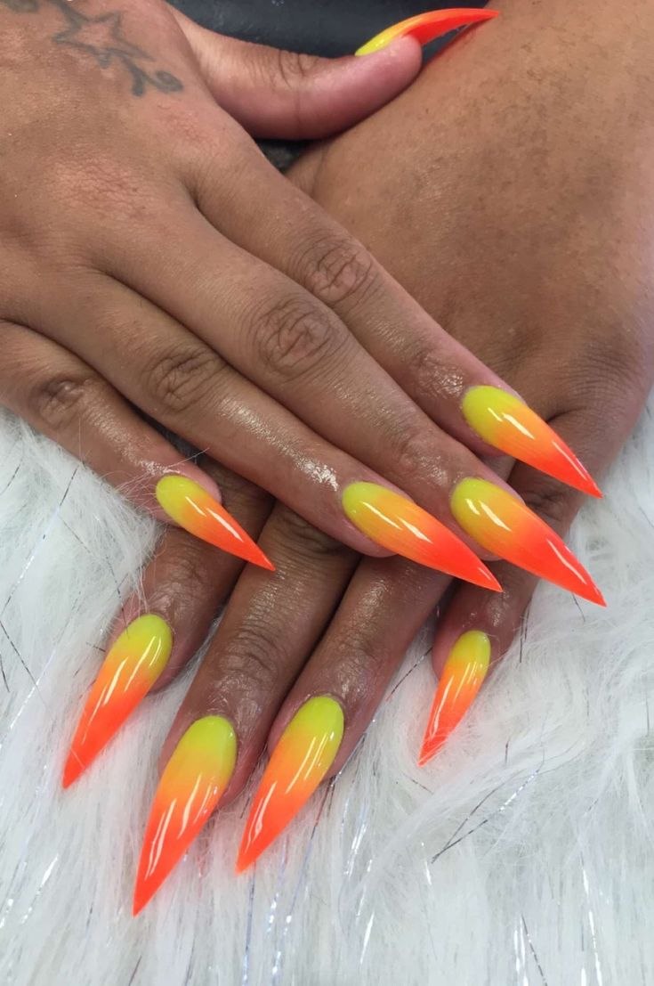 Оранжевые ногти длинные острые