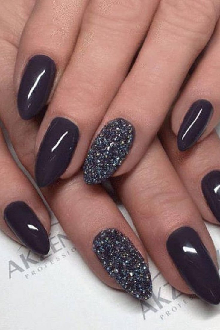 Черные ногти миндаль