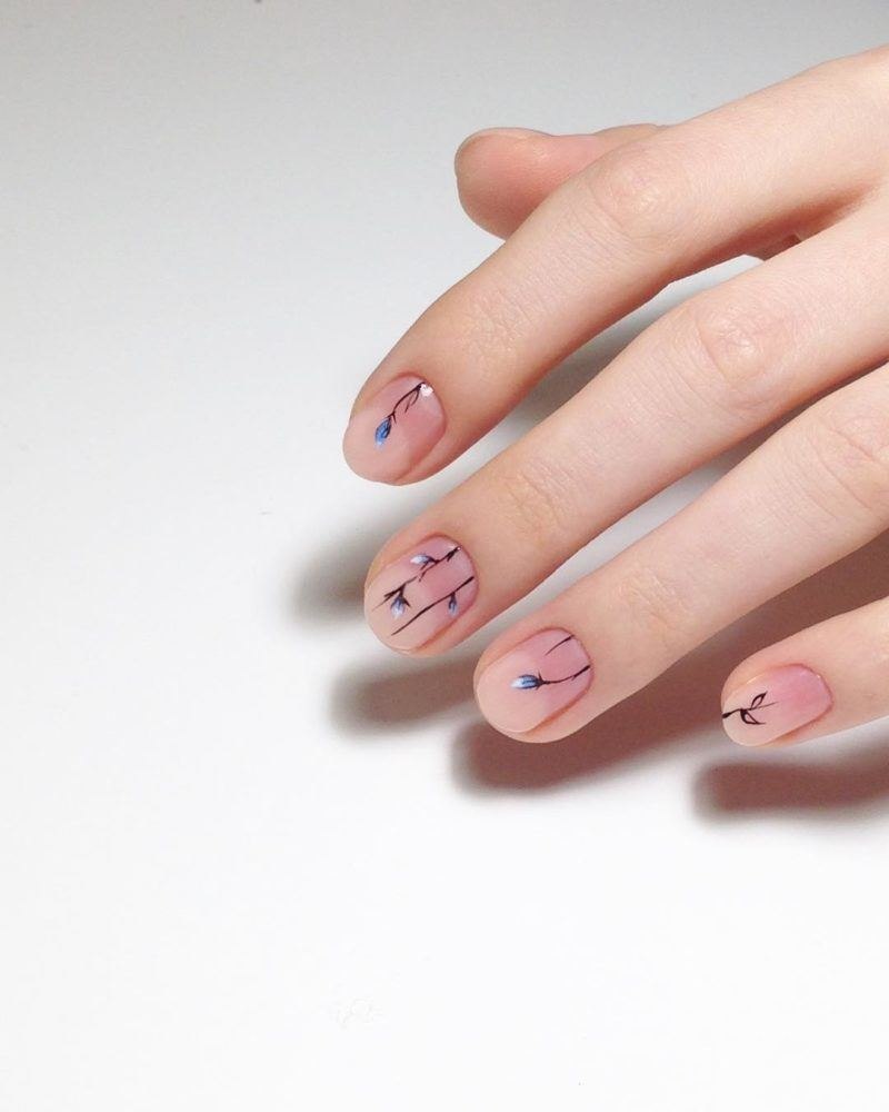 Маникюр в светлых тонах на короткие ногти