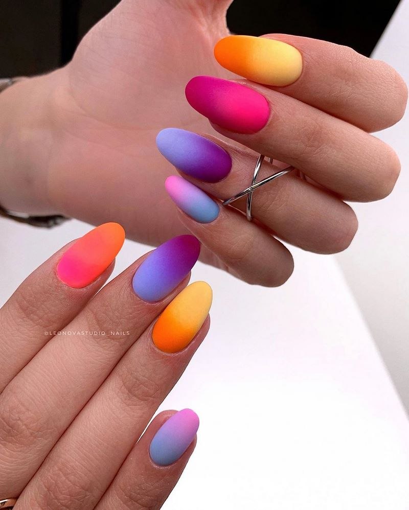 Малиновый градиент маникюр