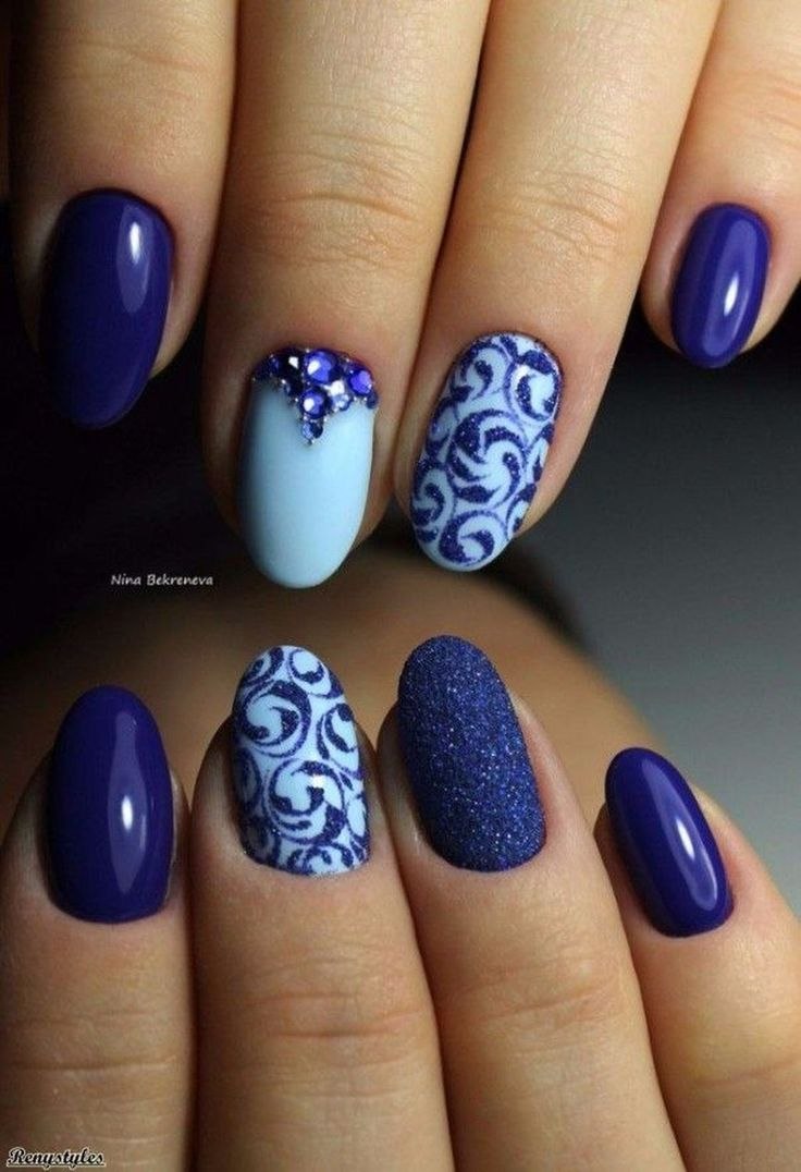 Синий маникюр с вензелями