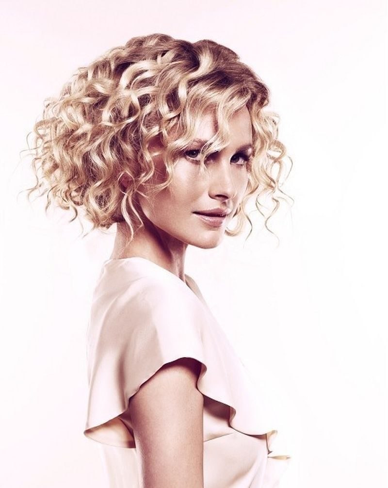 Эшли Бенсон стрижка