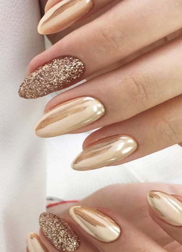 Ногти бежевые с золотом