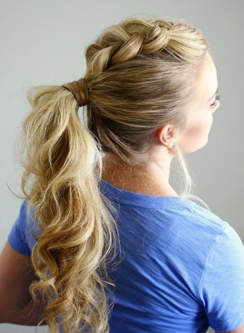 Прическа с косичками и распущенными волосами