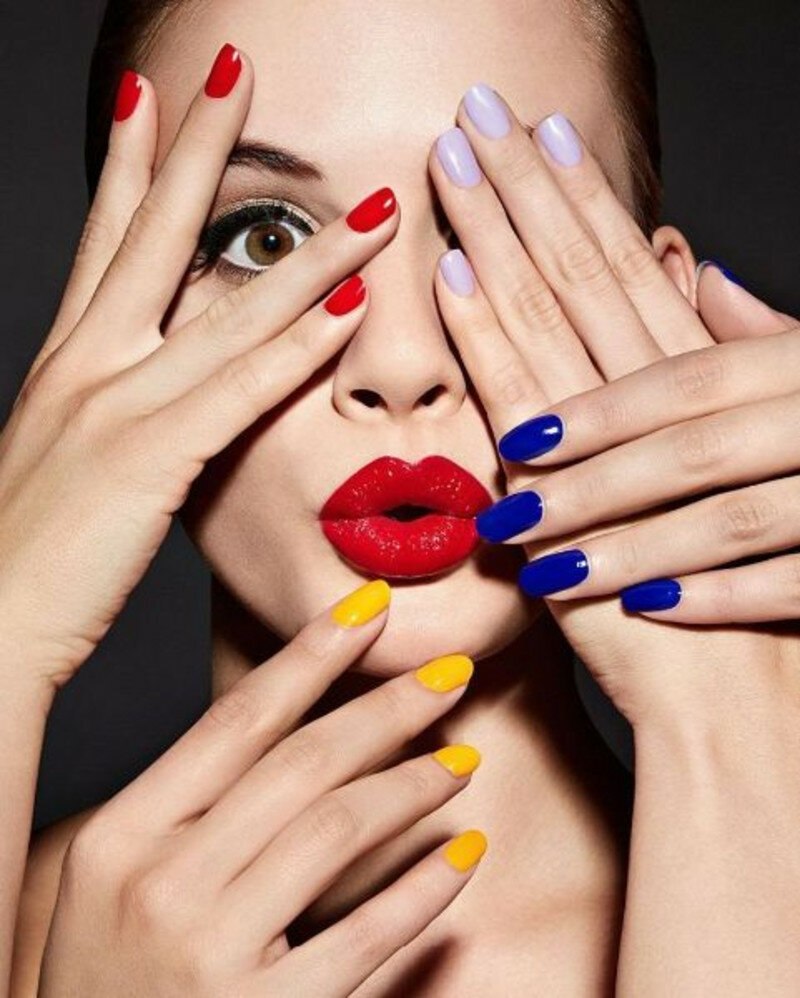 Девушка с маникюром