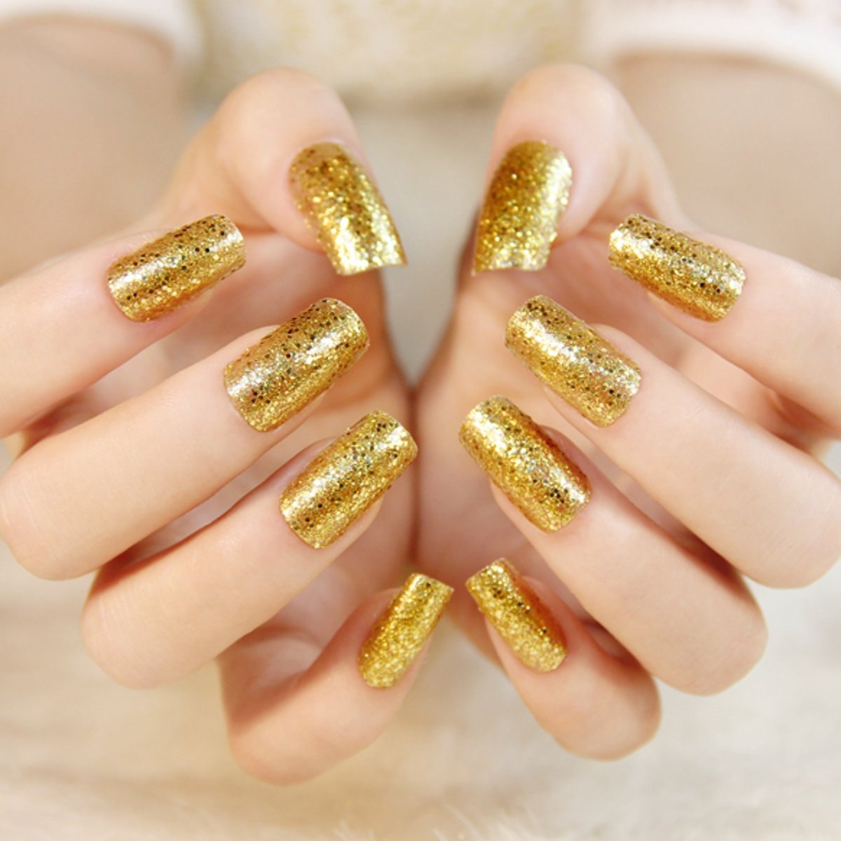 Glitter gold courtney. Золотые ногти. Маникюр золото. Золотистый маникюр. Дизайн ногтей золото.