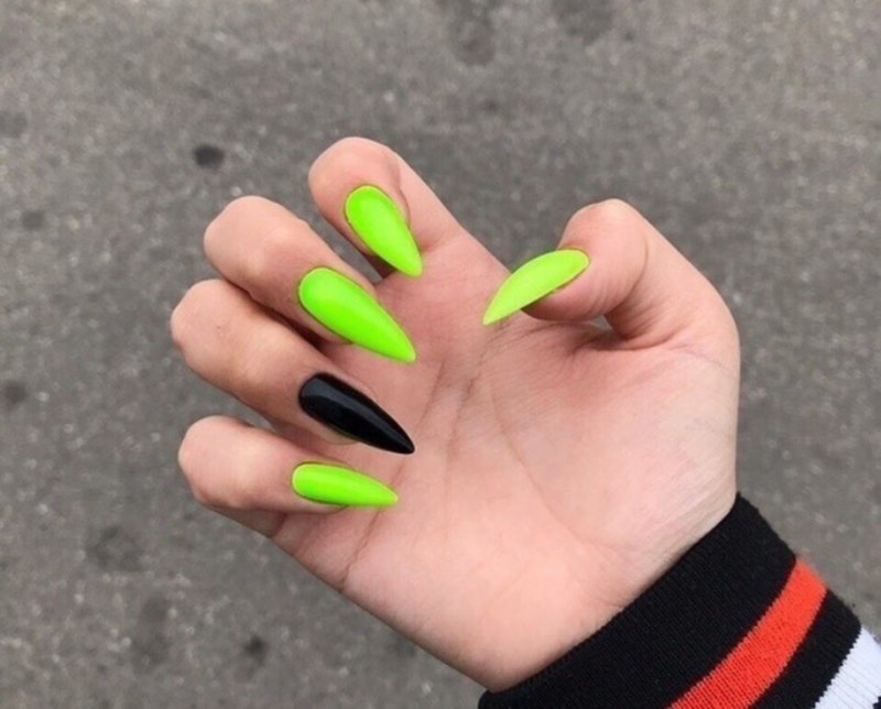 Кислотнозелённые ногти