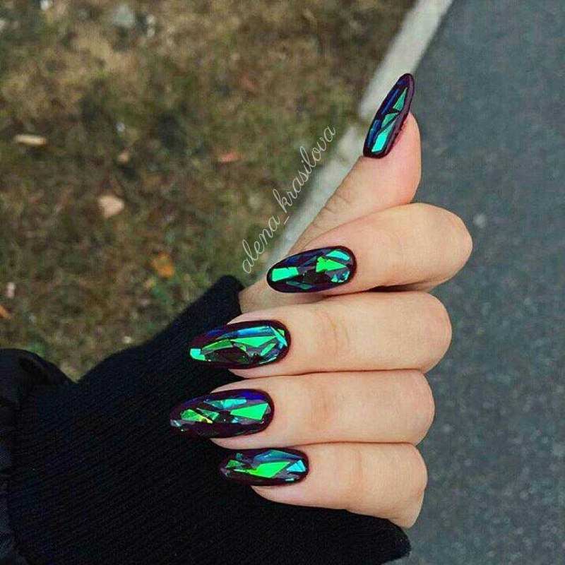 Длинные зеленые ногти
