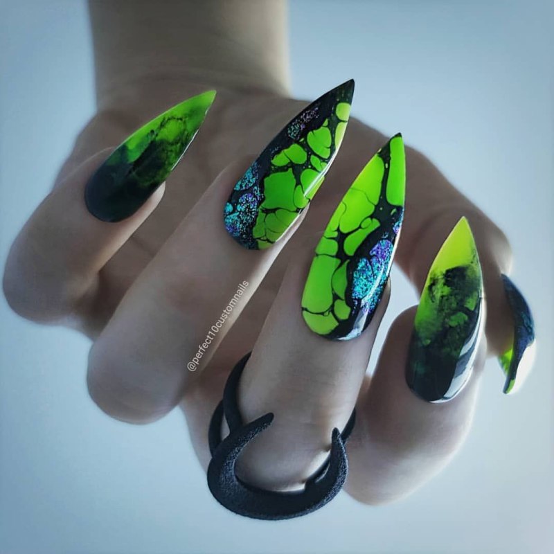 Длинные зеленые ногти
