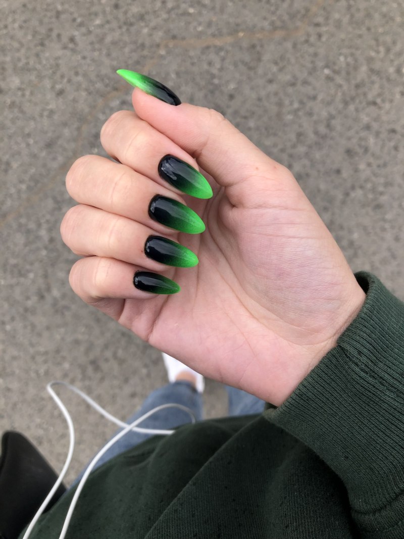Длинные зеленые ногти