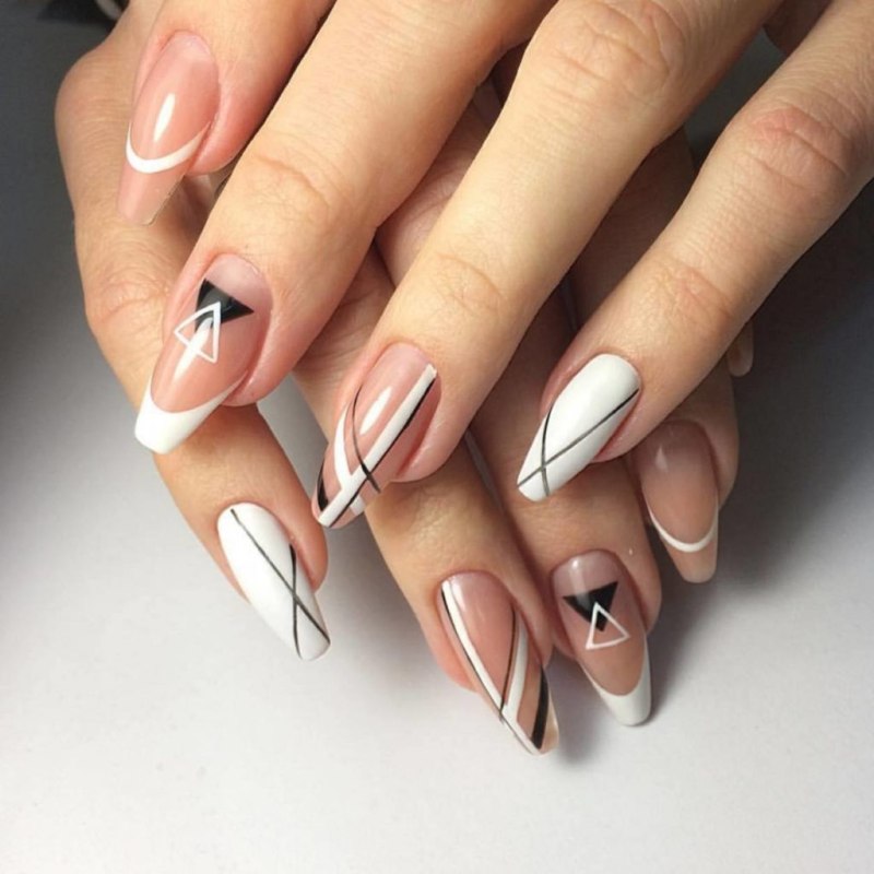 Геометрический маникюр negative Space