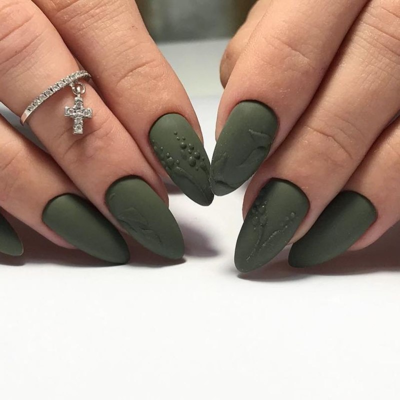 Серо оливковый маникюр