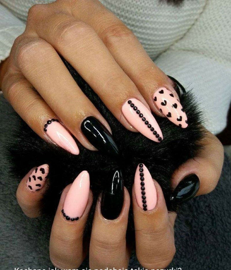 Маникюр коралловый с черным