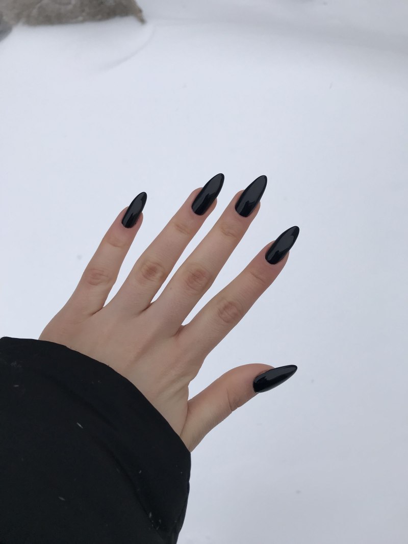 Чёрный маникюр на длинные ногти