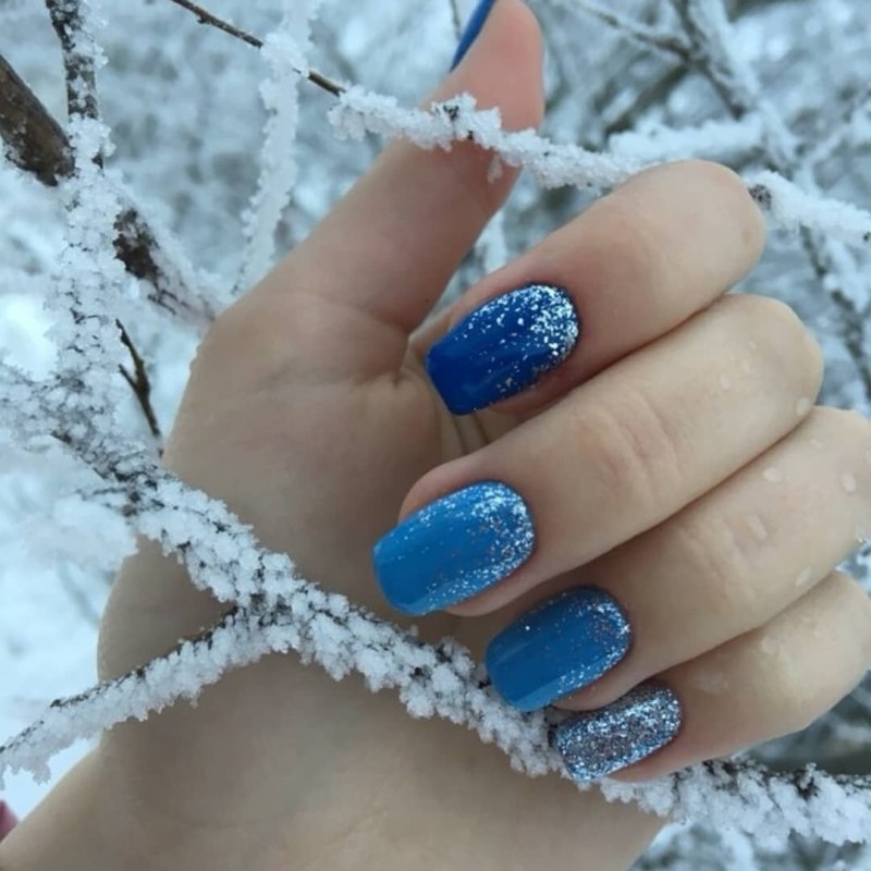 Маникюр со снежинками