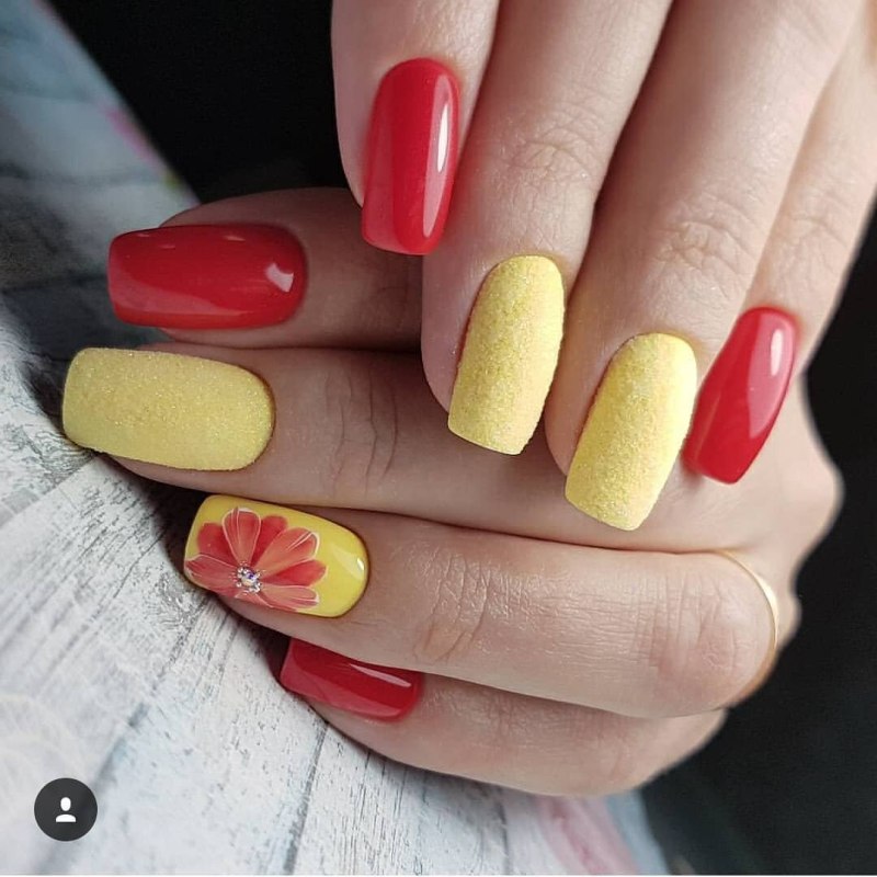 Маникюр желтый с белым
