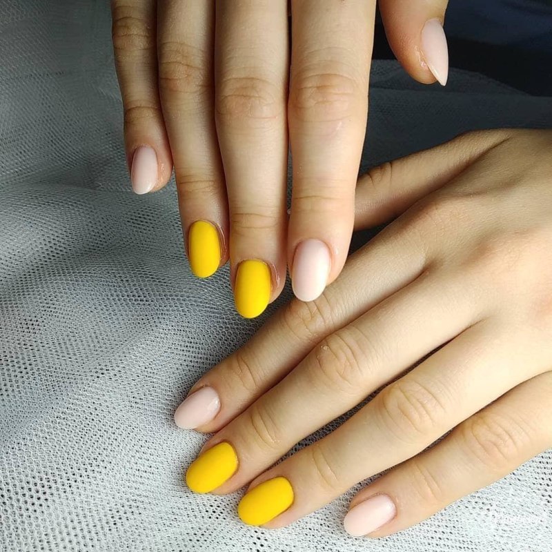 Маникюр с жёлтым цветом