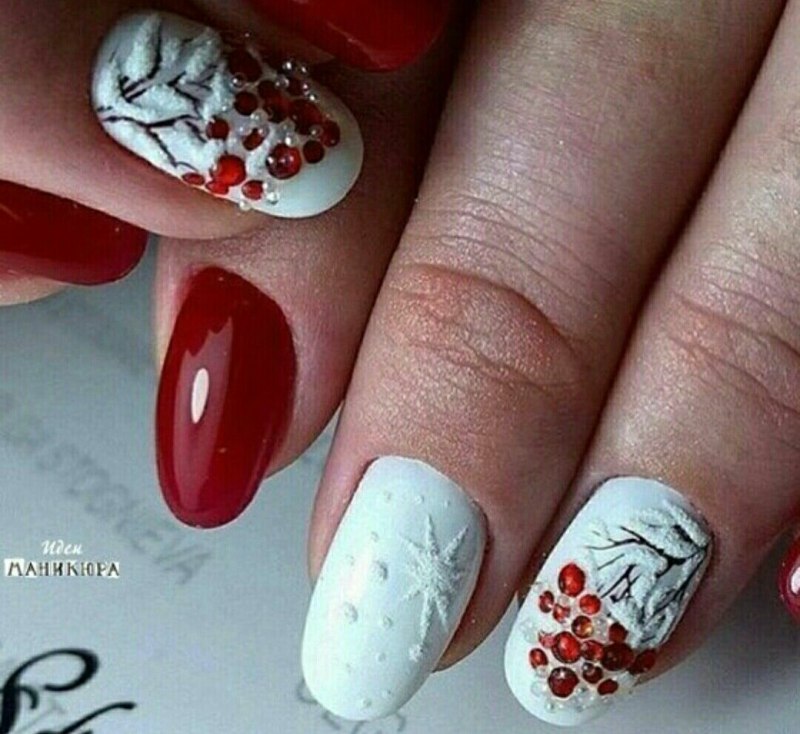 Красный маникюр на короткие ногти со снегирями