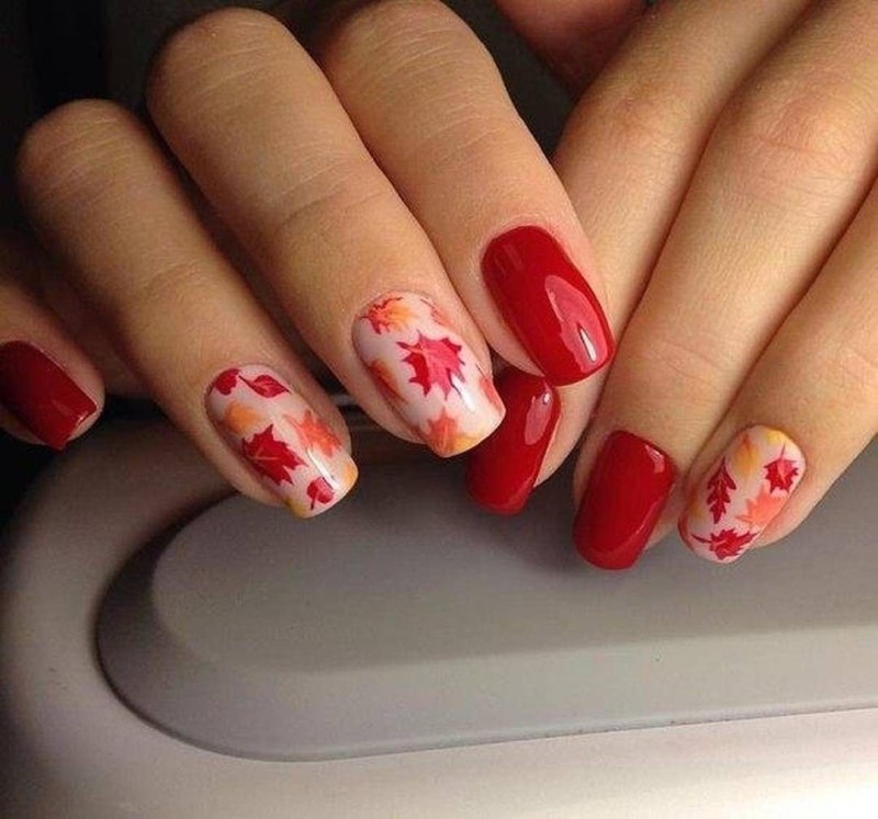 Маникюр с красивым снегирем