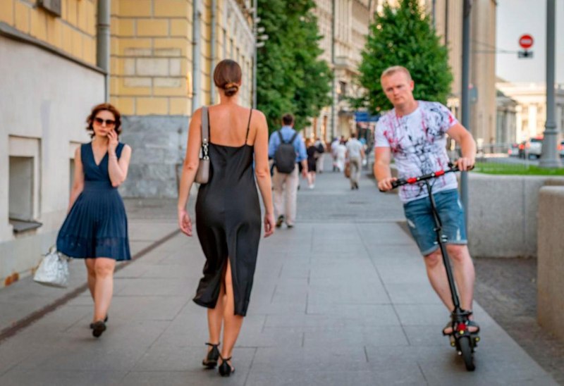 Фото девушек в Кремле со спины
