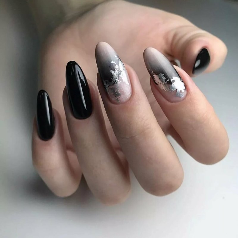 Черные ногти миндаль