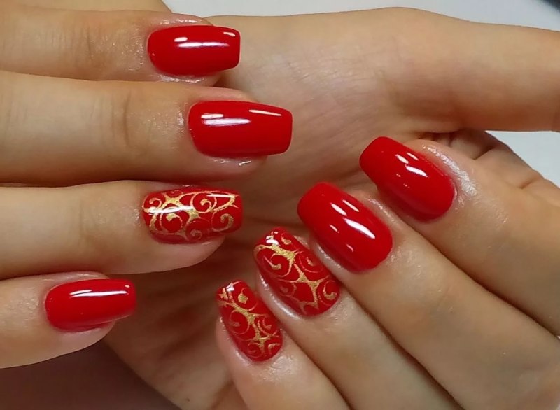 Красный маникюр однотонный