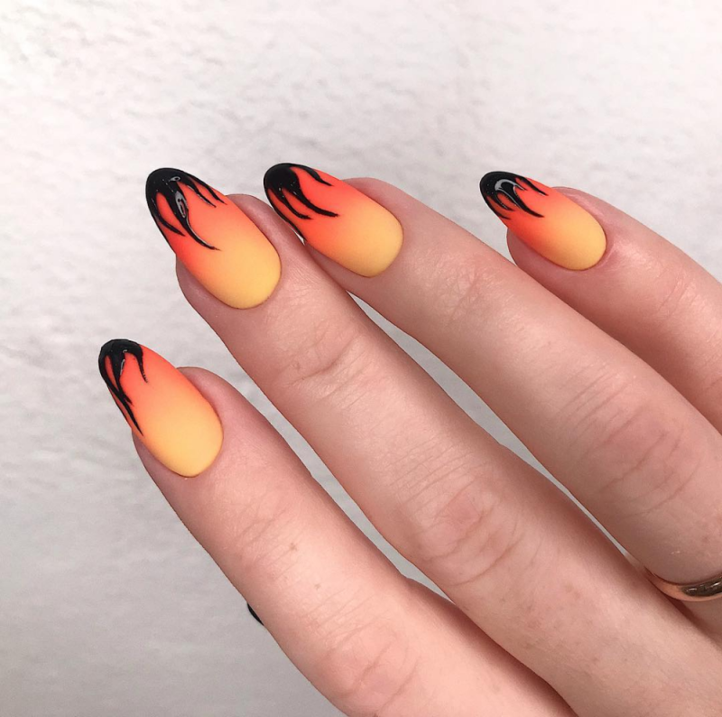 Чёрный маникюр с пламенем