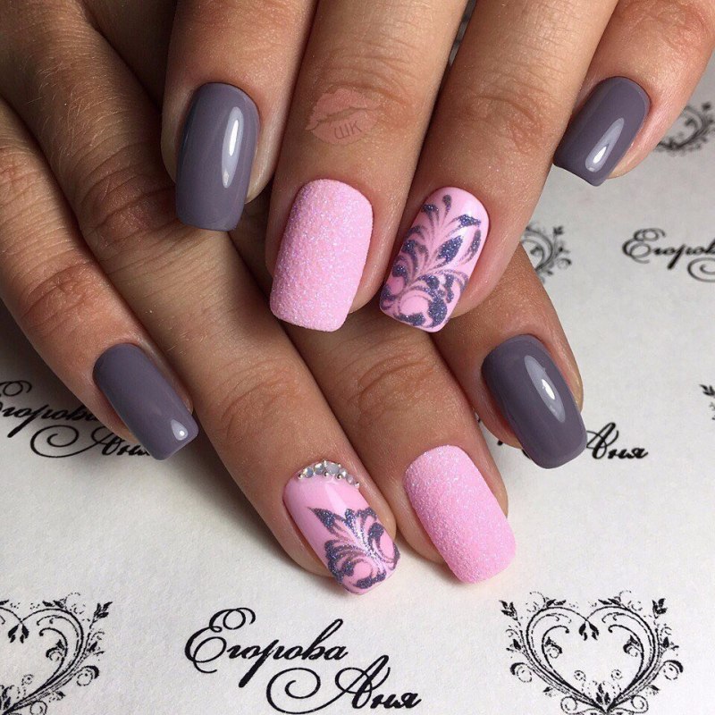 Серо-розовый маникюр